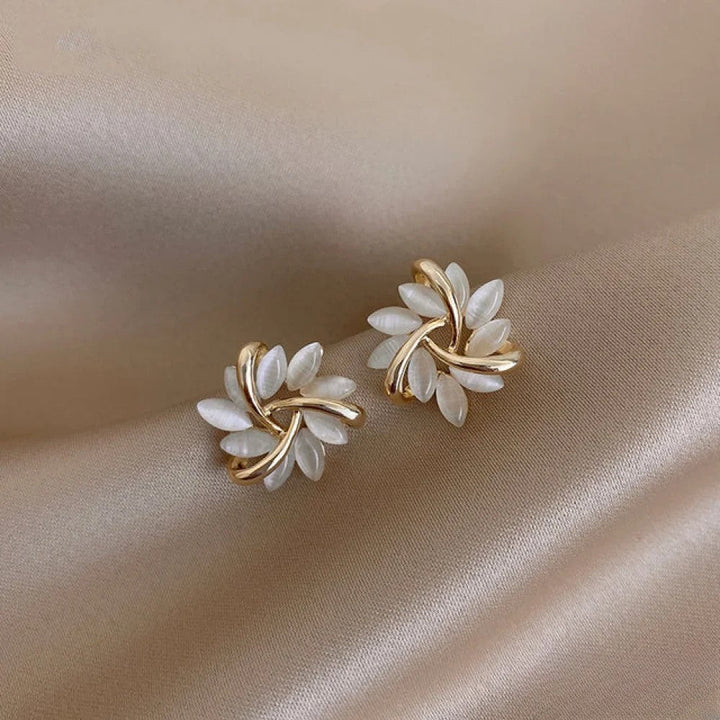 Boucles d'oreilles élégantes en or Victoria avec de superbes motifs de fleurs d'opale |