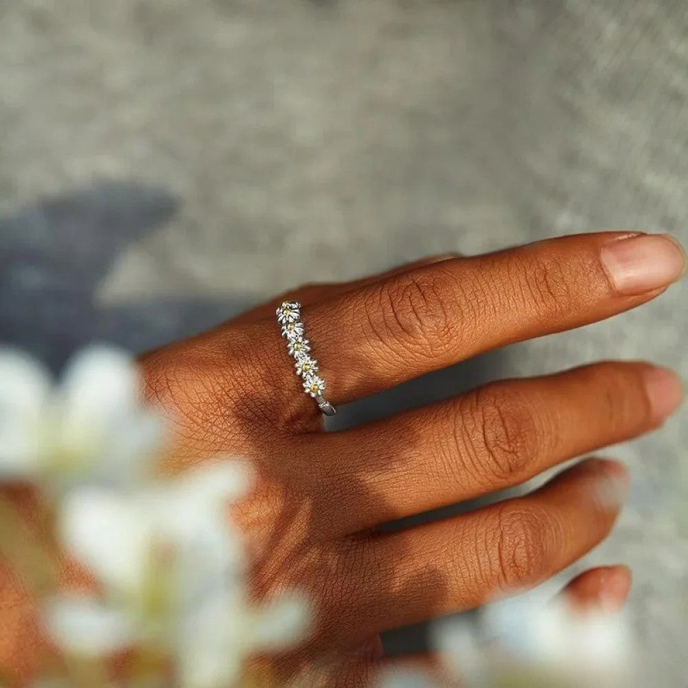 Victoria | Bague ajustable en argent avec marguerite en émail peinte à la main