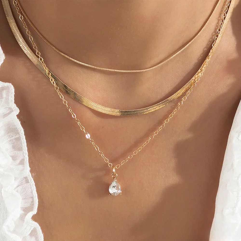Victoria | Collier à plusieurs rangs avec pendentif en zircone dorée