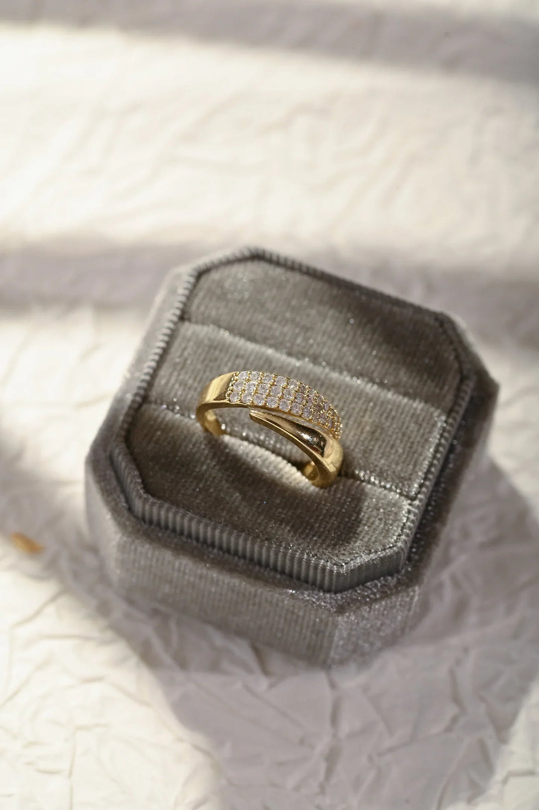 Victoria | Elegant Gold Ring with Sparkling Stones