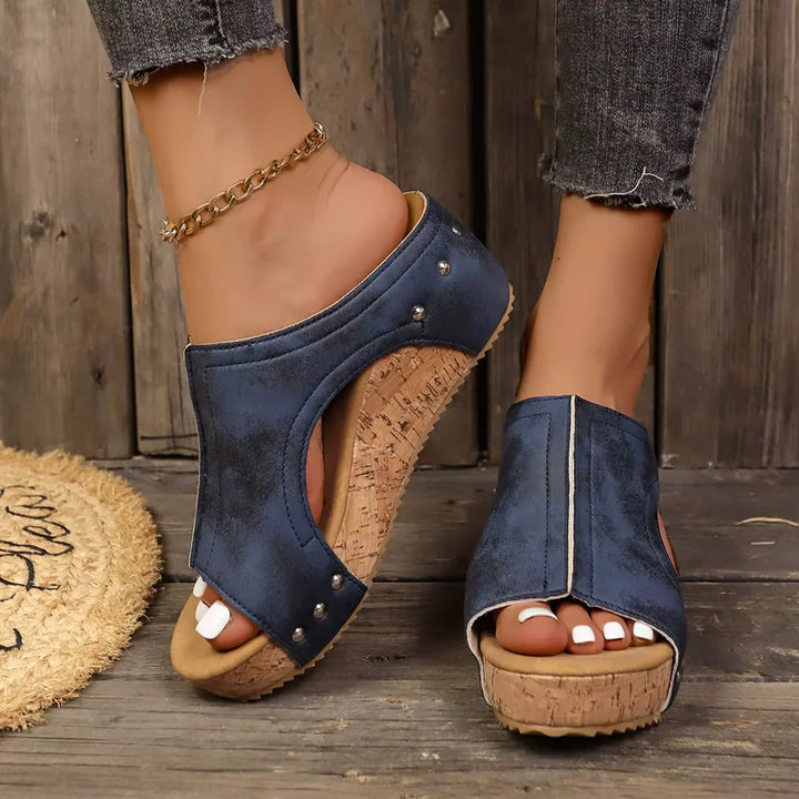 Victoria |Stud Wedges