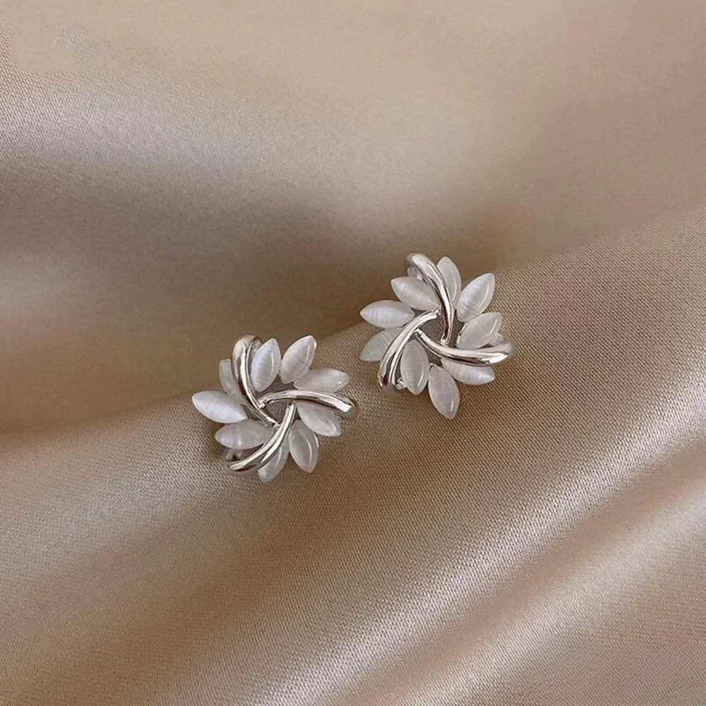 Boucles d'oreilles élégantes en or Victoria avec de superbes motifs de fleurs d'opale |