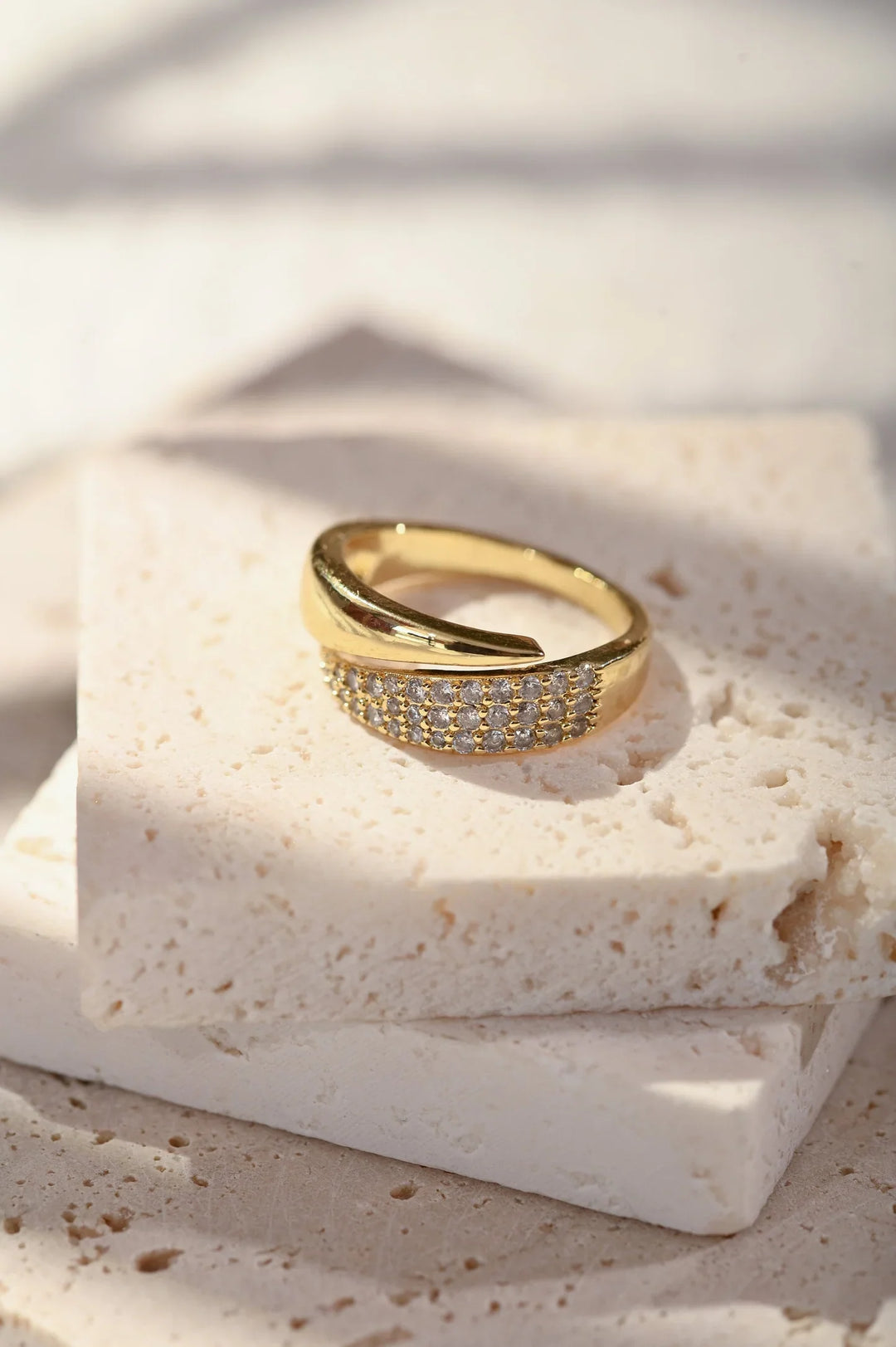 Victoria | Elegant Gold Ring with Sparkling Stones